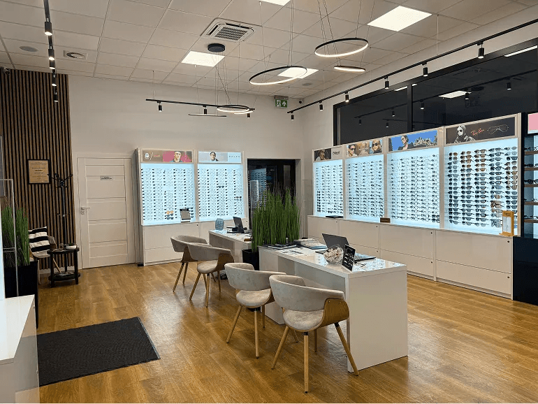 Wnętrze salonu optycznego OpticExpert w Sieradzu