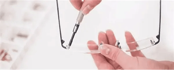 Zdjęcie przedstawia naprawę okularów