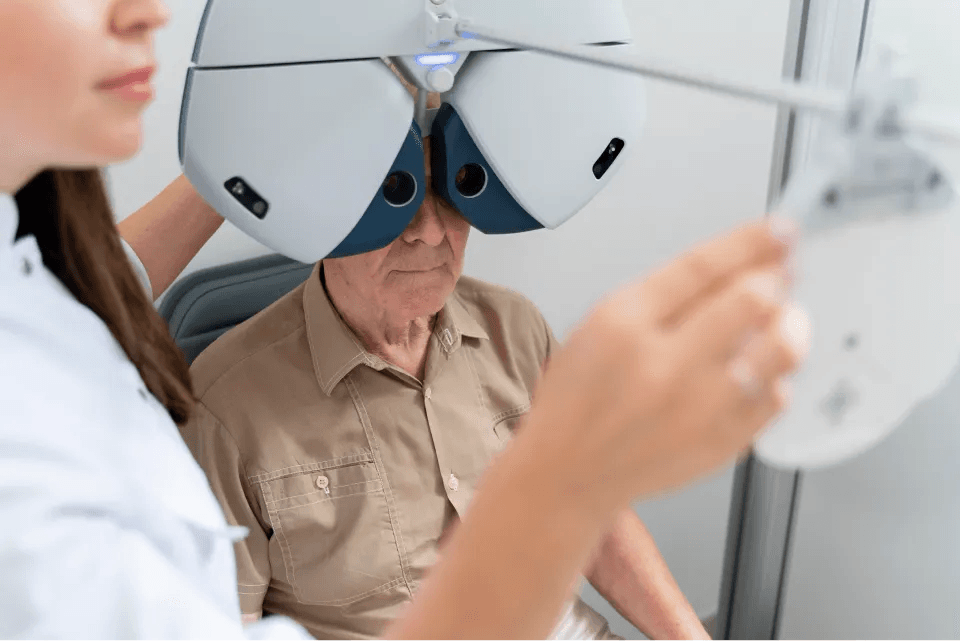 Zdjęcie przedstawiające profesjonalne badanie przez optometrystę