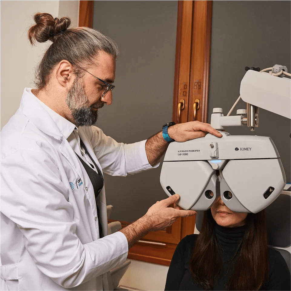 Zdjęcie przedstawiające profesjonalne adanie przez optometrystę