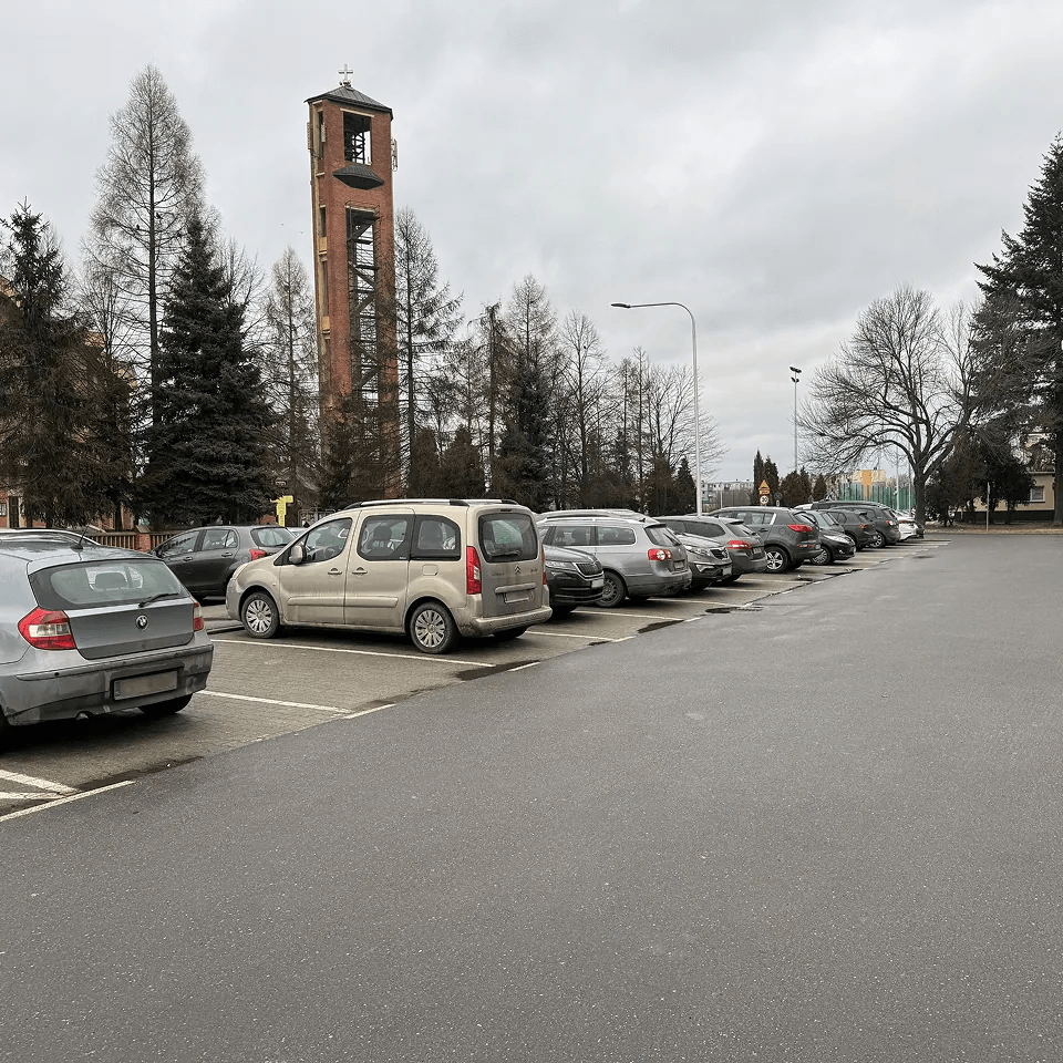 Zdjęcie przedstawiające parking przy salonie w Sieradzu