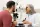 Zdjęcie przedstawiające profesjonalne badanie przez optometrystę